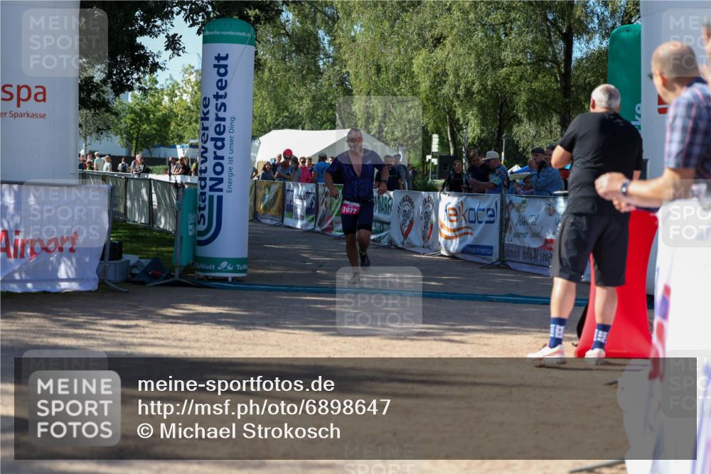 01.09.2024 - 17. Tribühne Triathlon Michael Strokosch http://msf.ph/oto/6898647 01.09.2024 10:44:44 Ziel 1077 meine-sportfotos.de