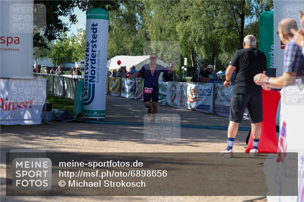 01.09.2024 - 17. Tribühne Triathlon Michael Strokosch http://msf.ph/oto/6898656 01.09.2024 10:44:45 Ziel 1077 meine-sportfotos.de