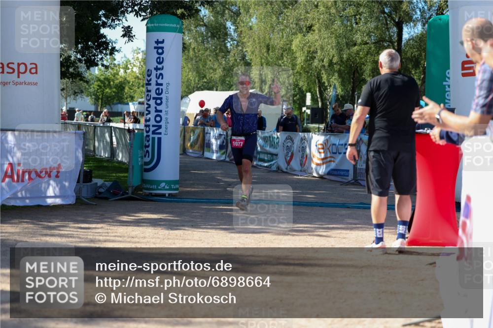 01.09.2024 - 17. Tribühne Triathlon Michael Strokosch http://msf.ph/oto/6898664 01.09.2024 10:44:45 Ziel 1077 meine-sportfotos.de
