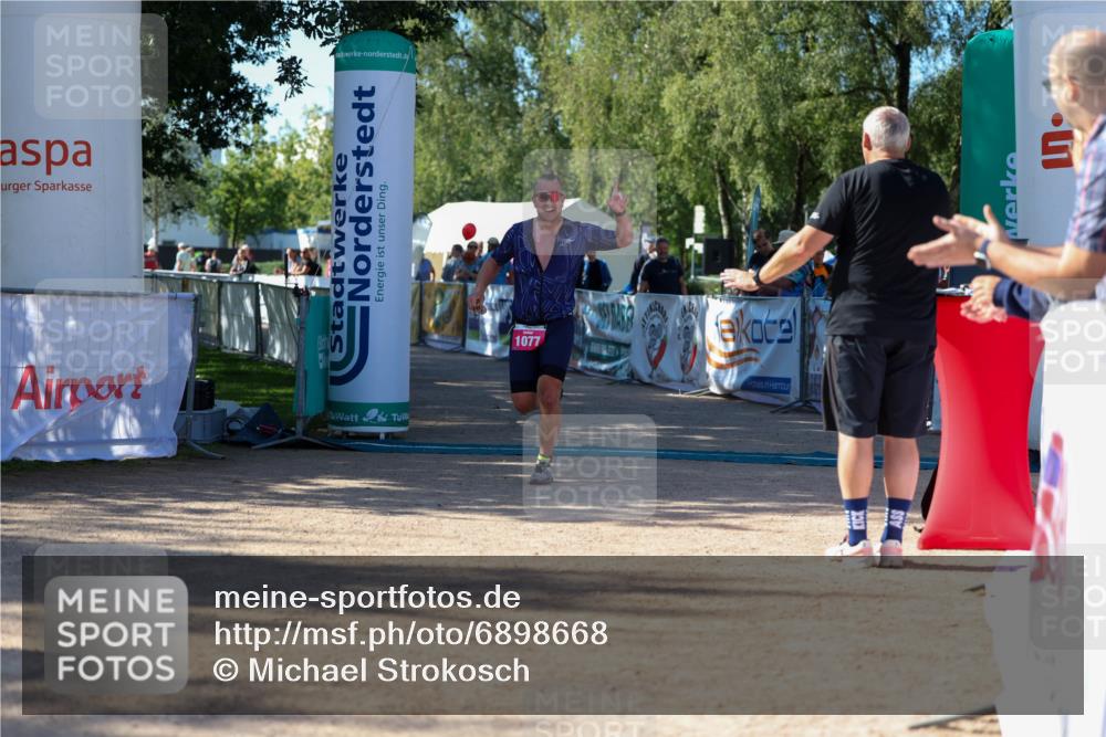 01.09.2024 - 17. Tribühne Triathlon Michael Strokosch http://msf.ph/oto/6898668 01.09.2024 10:44:45 Ziel 1077 meine-sportfotos.de