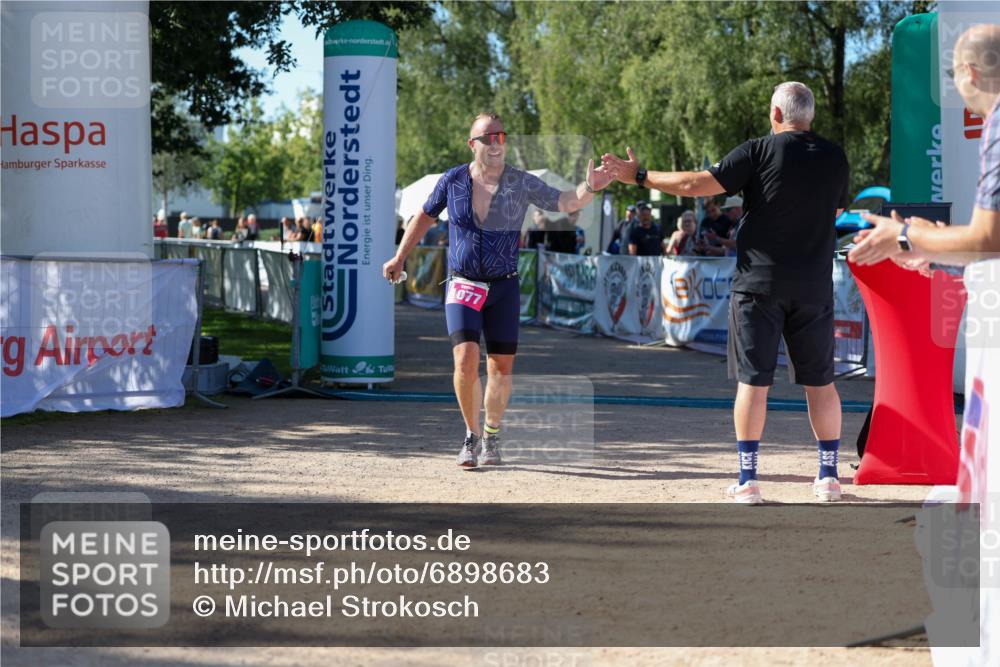 01.09.2024 - 17. Tribühne Triathlon Michael Strokosch http://msf.ph/oto/6898683 01.09.2024 10:44:46 Ziel 1077 meine-sportfotos.de