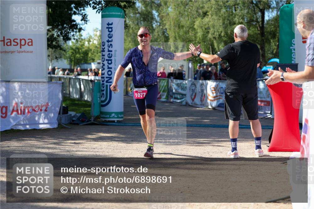 01.09.2024 - 17. Tribühne Triathlon Michael Strokosch http://msf.ph/oto/6898691 01.09.2024 10:44:47 Ziel 1077 meine-sportfotos.de