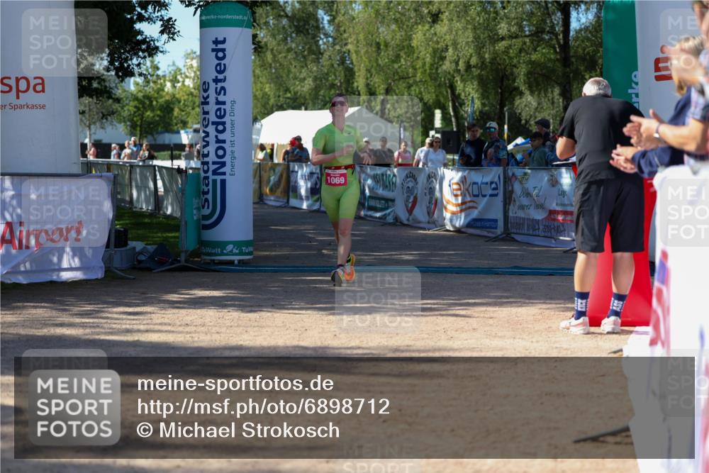 01.09.2024 - 17. Tribühne Triathlon Michael Strokosch http://msf.ph/oto/6898712 01.09.2024 10:45:34 Ziel 1069 meine-sportfotos.de