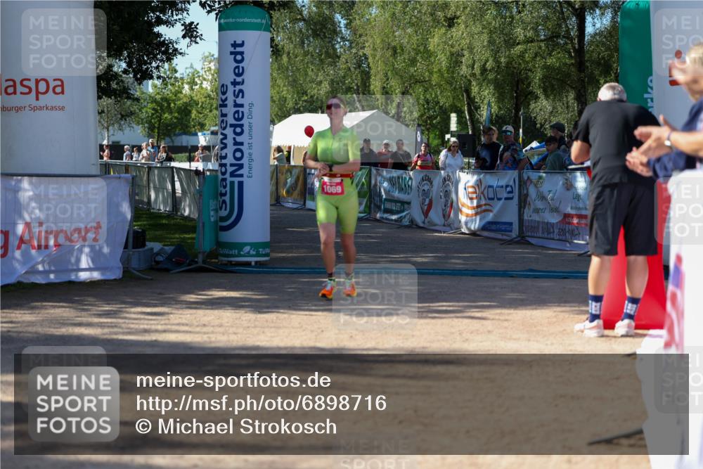 01.09.2024 - 17. Tribühne Triathlon Michael Strokosch http://msf.ph/oto/6898716 01.09.2024 10:45:35 Ziel 1069 meine-sportfotos.de