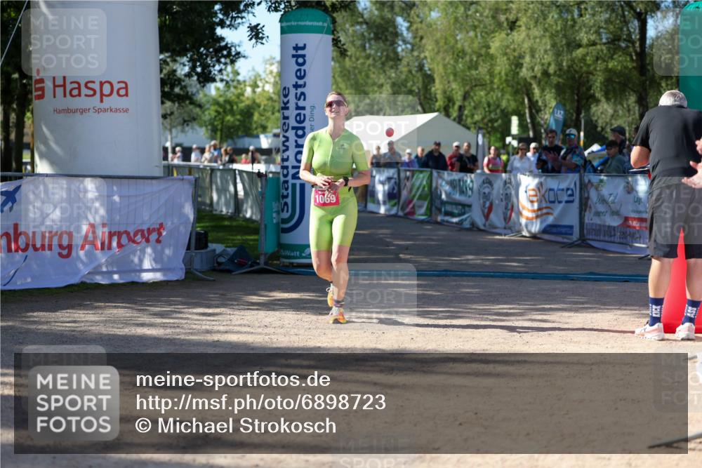 01.09.2024 - 17. Tribühne Triathlon Michael Strokosch http://msf.ph/oto/6898723 01.09.2024 10:45:35 Ziel 1069 meine-sportfotos.de