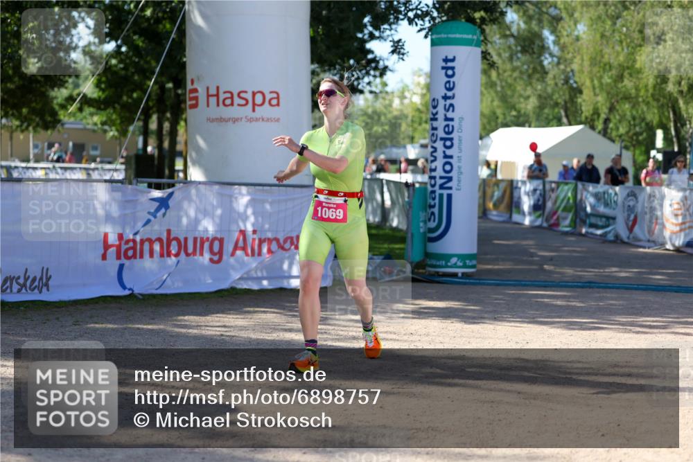 01.09.2024 - 17. Tribühne Triathlon Michael Strokosch http://msf.ph/oto/6898757 01.09.2024 10:45:37 Ziel 1069 meine-sportfotos.de