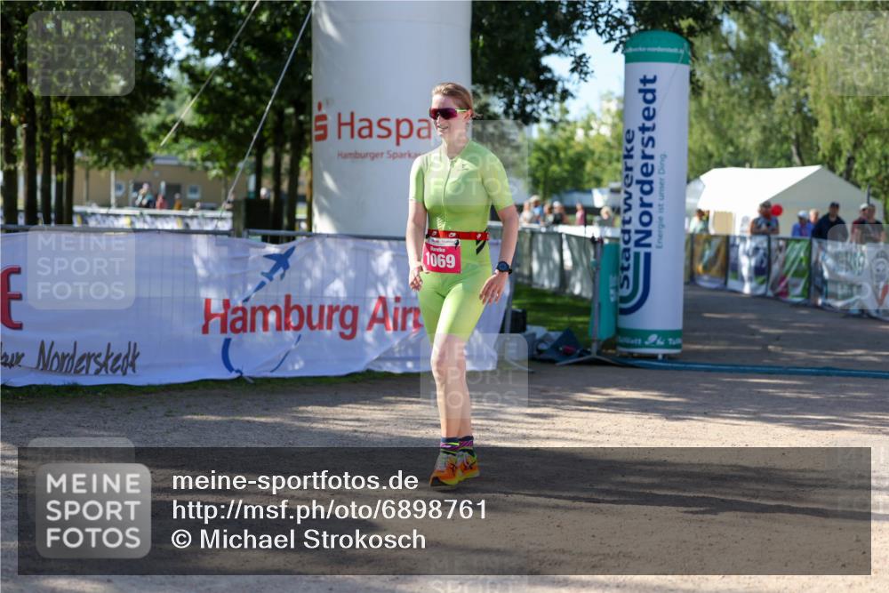 01.09.2024 - 17. Tribühne Triathlon Michael Strokosch http://msf.ph/oto/6898761 01.09.2024 10:45:37 Ziel 1069 meine-sportfotos.de