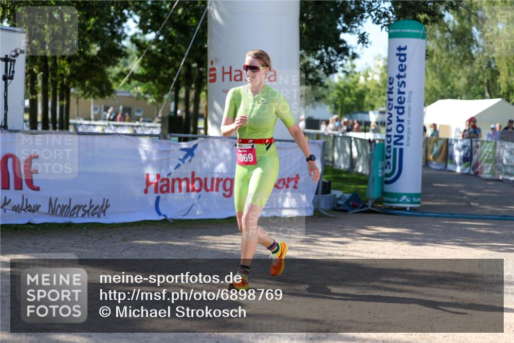 01.09.2024 - 17. Tribühne Triathlon Michael Strokosch http://msf.ph/oto/6898769 01.09.2024 10:45:37 Ziel 1069 meine-sportfotos.de
