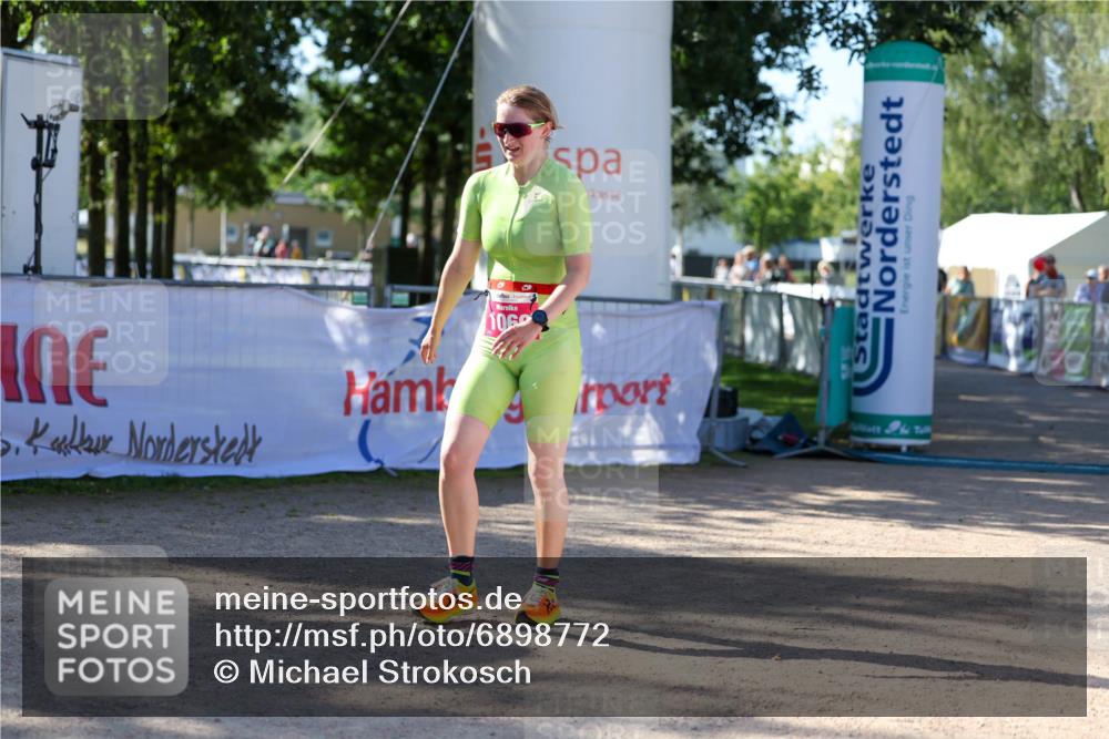 01.09.2024 - 17. Tribühne Triathlon Michael Strokosch http://msf.ph/oto/6898772 01.09.2024 10:45:37 Ziel 1069 meine-sportfotos.de