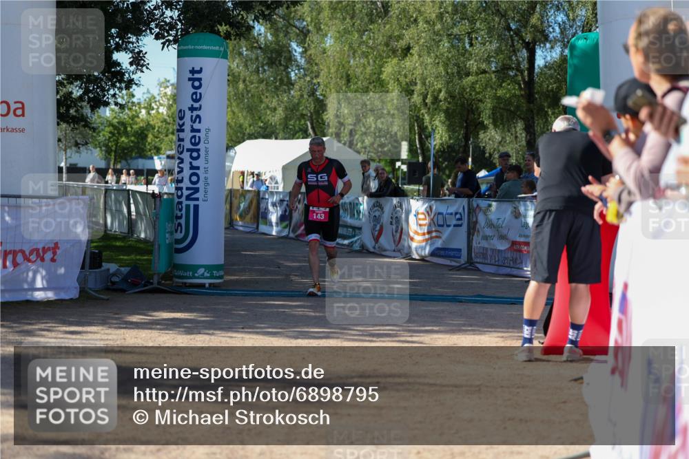 01.09.2024 - 17. Tribühne Triathlon Michael Strokosch http://msf.ph/oto/6898795 01.09.2024 10:46:52 Ziel 143 meine-sportfotos.de