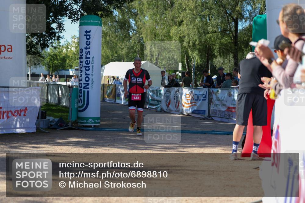 01.09.2024 - 17. Tribühne Triathlon Michael Strokosch http://msf.ph/oto/6898810 01.09.2024 10:46:52 Ziel 143 meine-sportfotos.de