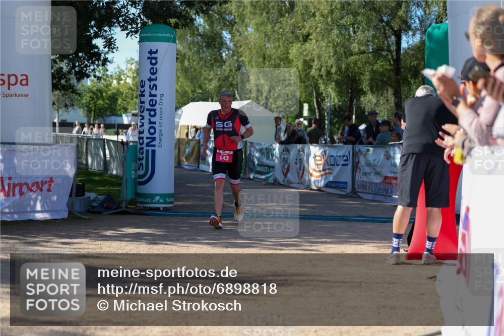 01.09.2024 - 17. Tribühne Triathlon Michael Strokosch http://msf.ph/oto/6898818 01.09.2024 10:46:52 Ziel 143 meine-sportfotos.de