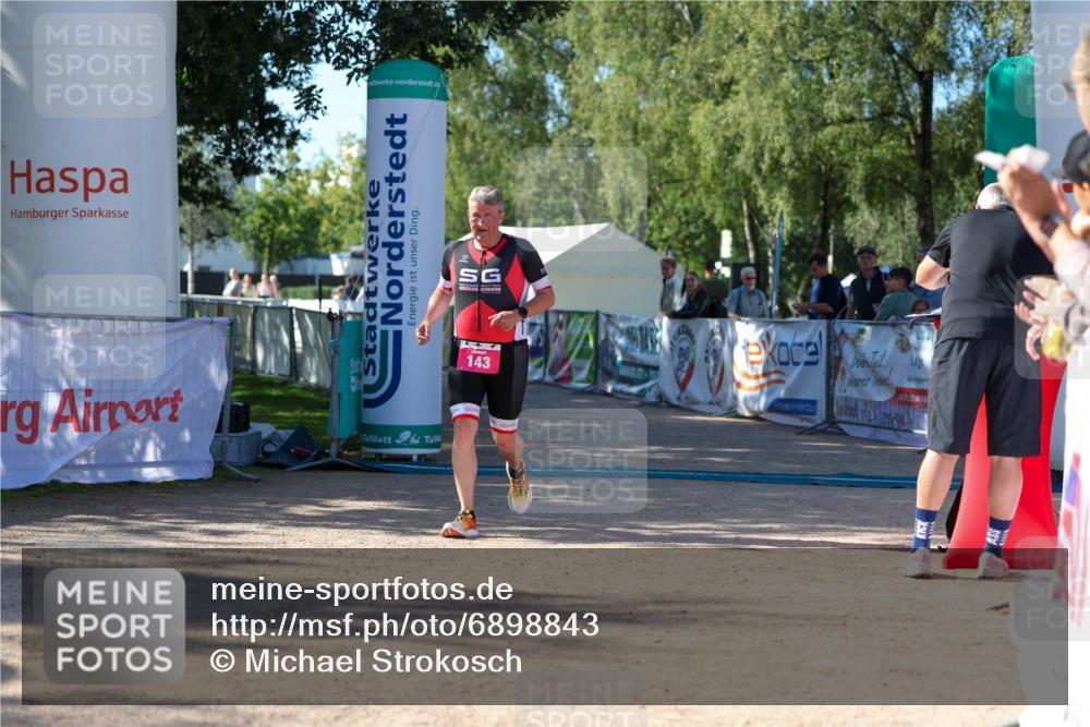01.09.2024 - 17. Tribühne Triathlon Michael Strokosch http://msf.ph/oto/6898843 01.09.2024 10:46:53 Ziel 143 meine-sportfotos.de