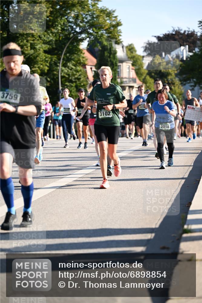 01.09.2024 - BARMER Alsterlauf Dr. Thomas Lammeyer http://msf.ph/oto/6898854 01.09.2024 09:36:47 Laufen 3759, 4553, 363, 3102, 3859, 2018 meine-sportfotos.de