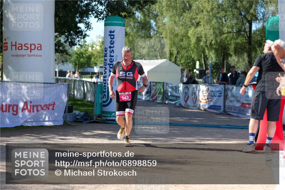 01.09.2024 - 17. Tribühne Triathlon Michael Strokosch http://msf.ph/oto/6898859 01.09.2024 10:46:54 Ziel 143 meine-sportfotos.de