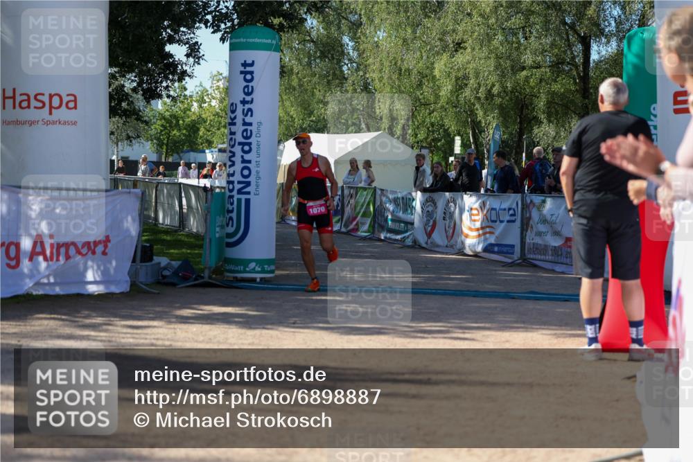 01.09.2024 - 17. Tribühne Triathlon Michael Strokosch http://msf.ph/oto/6898887 01.09.2024 10:47:58 Ziel 1070 meine-sportfotos.de