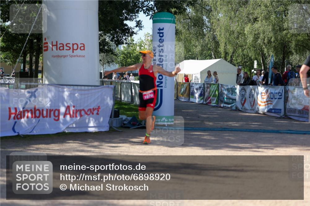 01.09.2024 - 17. Tribühne Triathlon Michael Strokosch http://msf.ph/oto/6898920 01.09.2024 10:47:59 Ziel 1070 meine-sportfotos.de