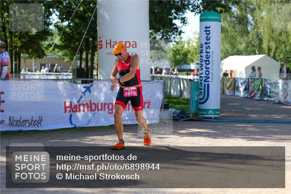 01.09.2024 - 17. Tribühne Triathlon Michael Strokosch http://msf.ph/oto/6898944 01.09.2024 10:48:01 Ziel 1070 meine-sportfotos.de