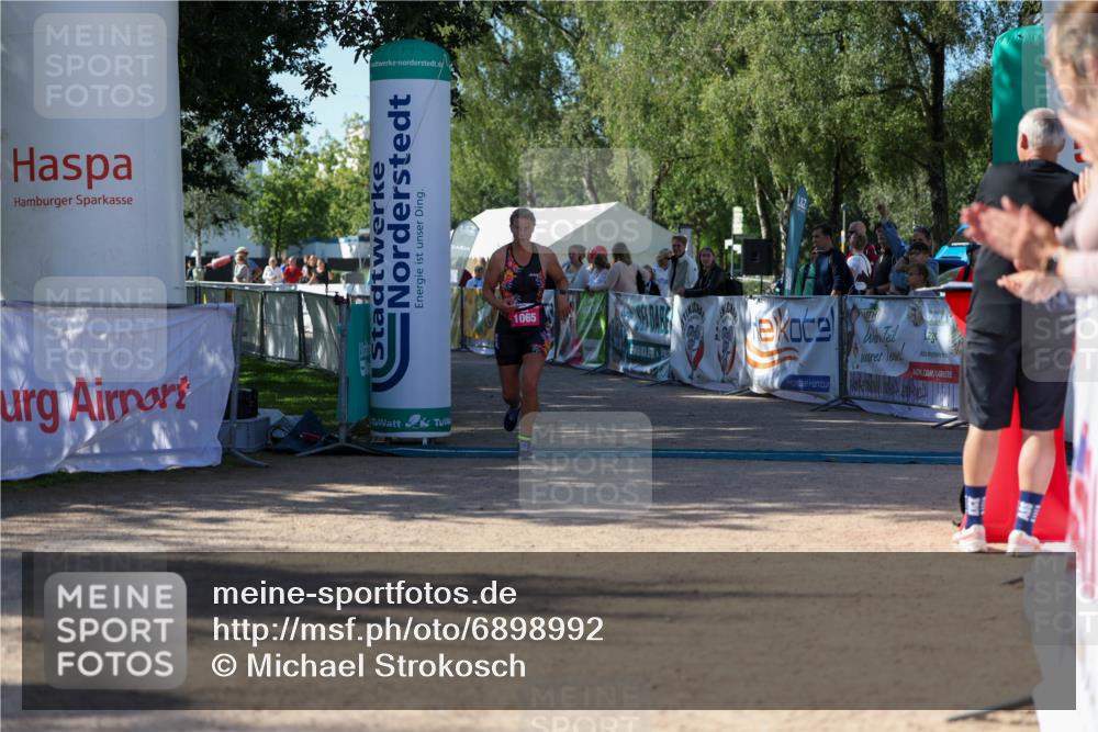 01.09.2024 - 17. Tribühne Triathlon Michael Strokosch http://msf.ph/oto/6898992 01.09.2024 10:48:29 Ziel 1065 meine-sportfotos.de
