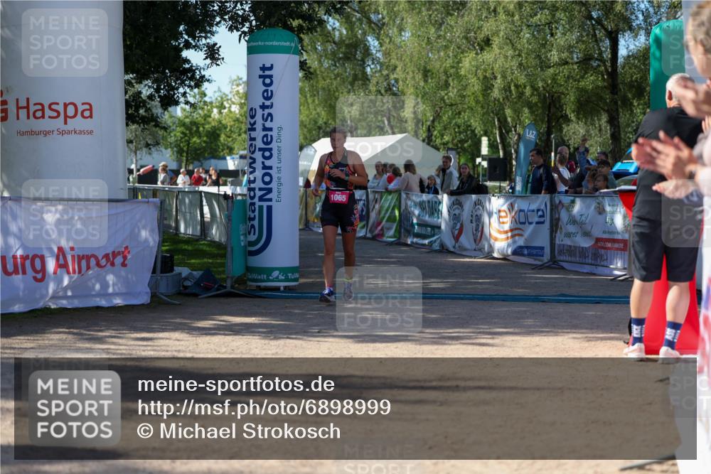 01.09.2024 - 17. Tribühne Triathlon Michael Strokosch http://msf.ph/oto/6898999 01.09.2024 10:48:29 Ziel 1065 meine-sportfotos.de