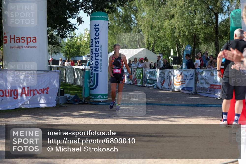 01.09.2024 - 17. Tribühne Triathlon Michael Strokosch http://msf.ph/oto/6899010 01.09.2024 10:48:30 Ziel 1065 meine-sportfotos.de