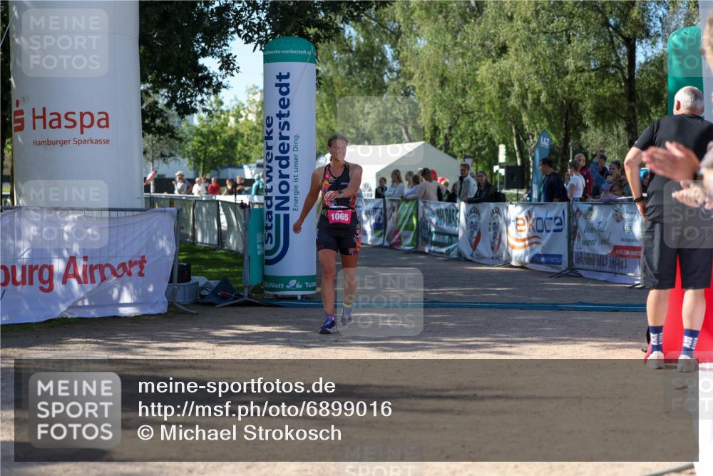 01.09.2024 - 17. Tribühne Triathlon Michael Strokosch http://msf.ph/oto/6899016 01.09.2024 10:48:30 Ziel 1065 meine-sportfotos.de