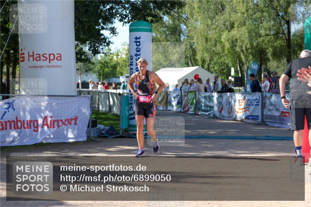 01.09.2024 - 17. Tribühne Triathlon Michael Strokosch http://msf.ph/oto/6899050 01.09.2024 10:48:31 Ziel 1065 meine-sportfotos.de