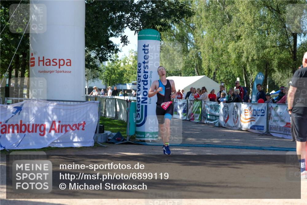 01.09.2024 - 17. Tribühne Triathlon Michael Strokosch http://msf.ph/oto/6899119 01.09.2024 10:49:21 Ziel 1062 meine-sportfotos.de