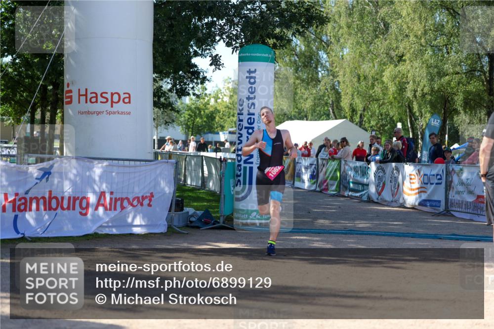 01.09.2024 - 17. Tribühne Triathlon Michael Strokosch http://msf.ph/oto/6899129 01.09.2024 10:49:21 Ziel 1062 meine-sportfotos.de