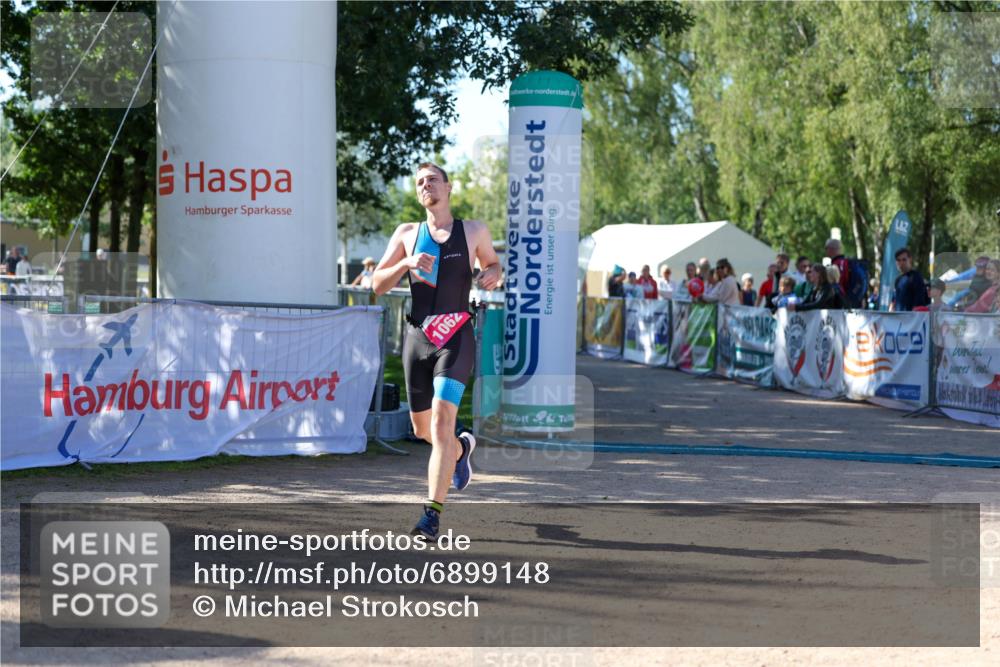 01.09.2024 - 17. Tribühne Triathlon Michael Strokosch http://msf.ph/oto/6899148 01.09.2024 10:49:22 Ziel 1062 meine-sportfotos.de