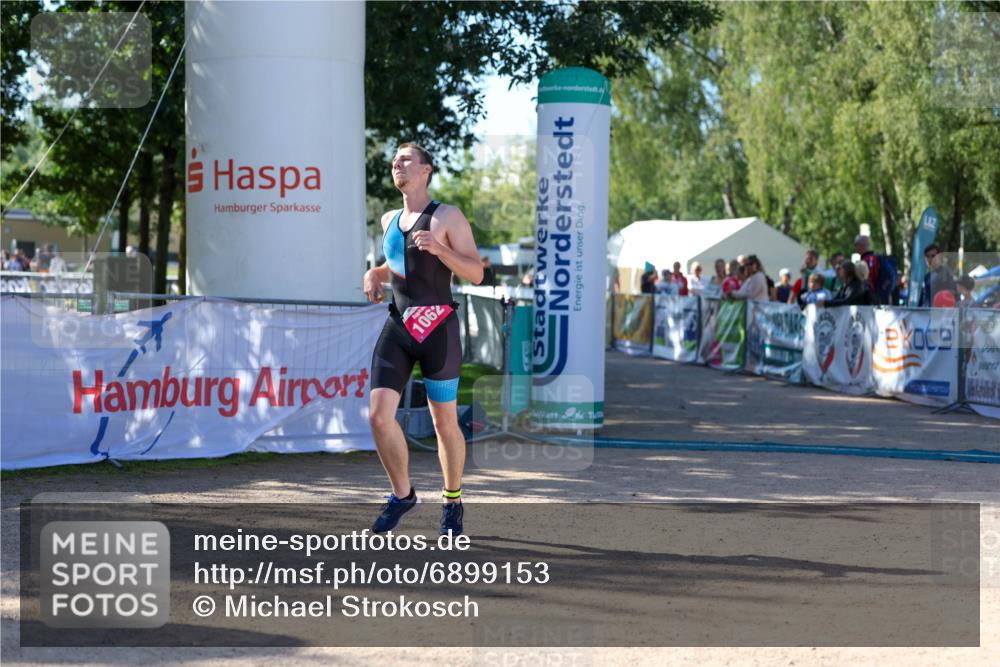 01.09.2024 - 17. Tribühne Triathlon Michael Strokosch http://msf.ph/oto/6899153 01.09.2024 10:49:22 Ziel 1062 meine-sportfotos.de