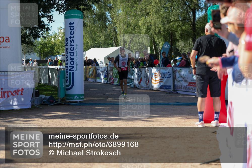 01.09.2024 - 17. Tribühne Triathlon Michael Strokosch http://msf.ph/oto/6899168 01.09.2024 10:50:09 Ziel 153 meine-sportfotos.de