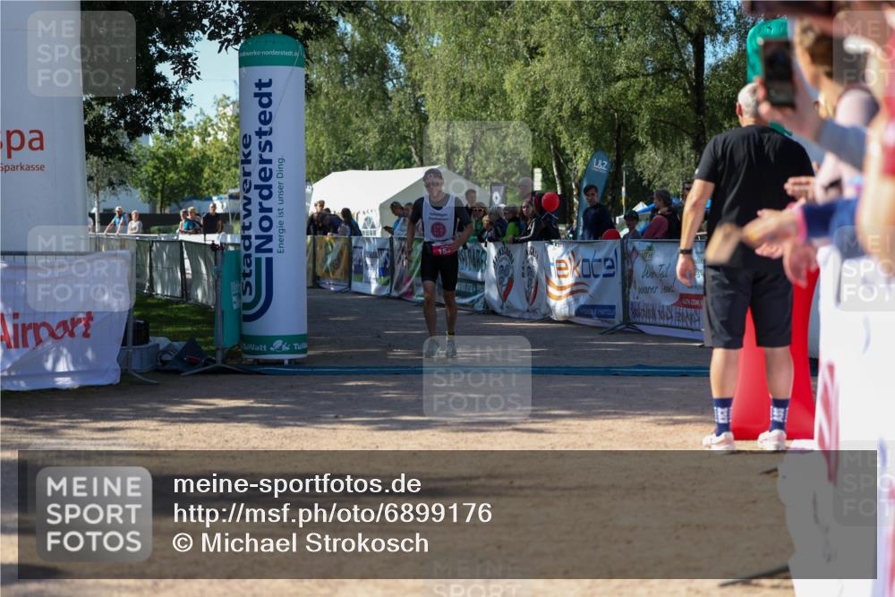01.09.2024 - 17. Tribühne Triathlon Michael Strokosch http://msf.ph/oto/6899176 01.09.2024 10:50:09 Ziel 153 meine-sportfotos.de
