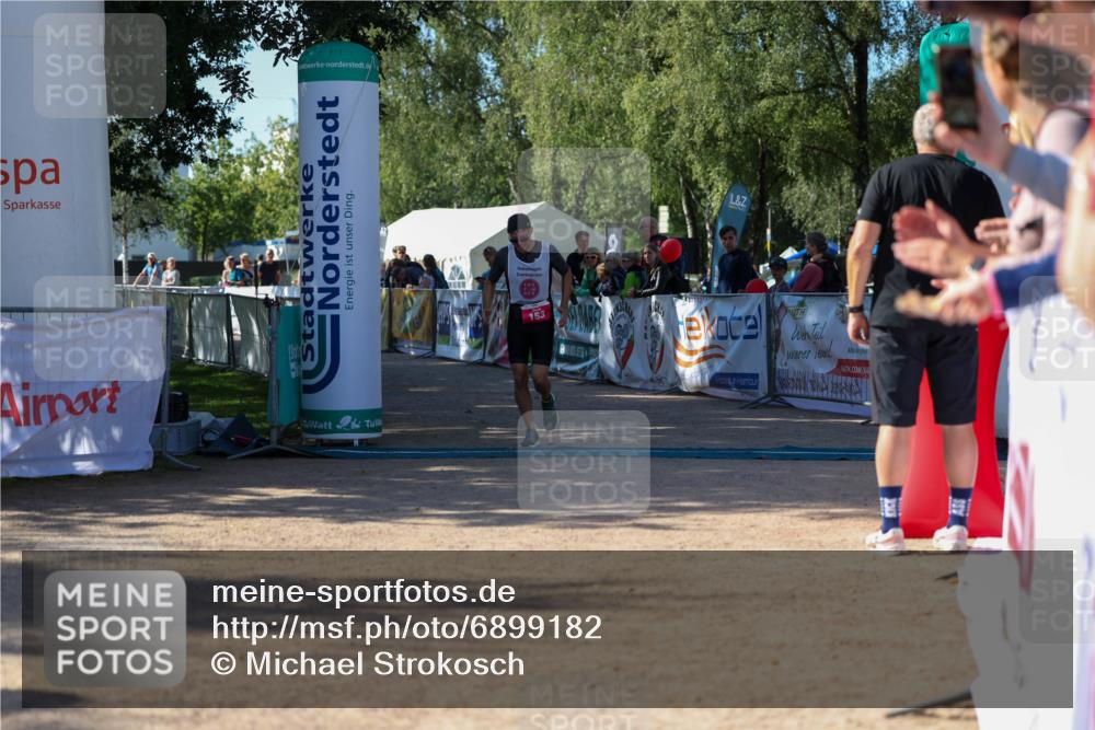 01.09.2024 - 17. Tribühne Triathlon Michael Strokosch http://msf.ph/oto/6899182 01.09.2024 10:50:10 Ziel 153 meine-sportfotos.de