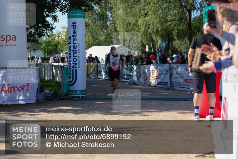 01.09.2024 - 17. Tribühne Triathlon Michael Strokosch http://msf.ph/oto/6899192 01.09.2024 10:50:10 Ziel 153 meine-sportfotos.de