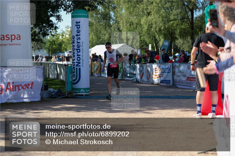 01.09.2024 - 17. Tribühne Triathlon Michael Strokosch http://msf.ph/oto/6899202 01.09.2024 10:50:10 Ziel 153 meine-sportfotos.de