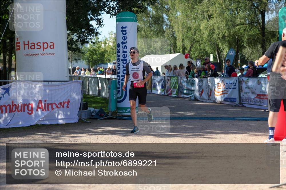 01.09.2024 - 17. Tribühne Triathlon Michael Strokosch http://msf.ph/oto/6899221 01.09.2024 10:50:11 Ziel 153 meine-sportfotos.de