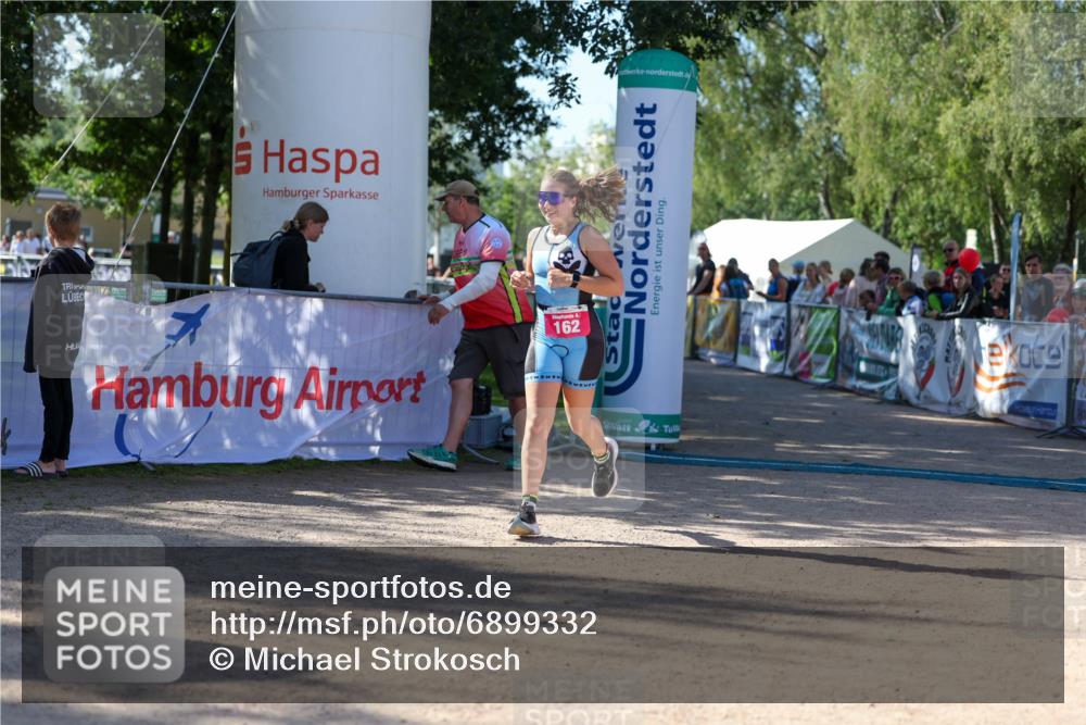 01.09.2024 - 17. Tribühne Triathlon Michael Strokosch http://msf.ph/oto/6899332 01.09.2024 10:50:42 Ziel 162 meine-sportfotos.de