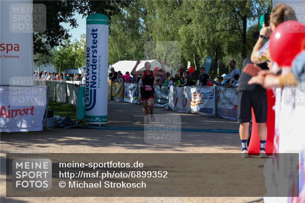 01.09.2024 - 17. Tribühne Triathlon Michael Strokosch http://msf.ph/oto/6899352 01.09.2024 10:51:31 Ziel 1074 meine-sportfotos.de