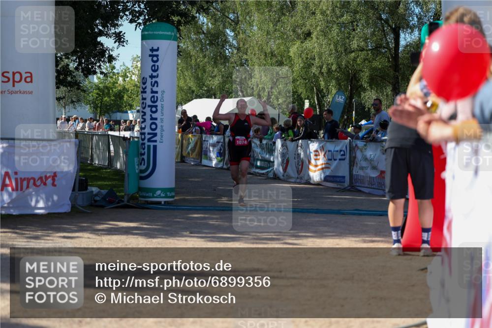 01.09.2024 - 17. Tribühne Triathlon Michael Strokosch http://msf.ph/oto/6899356 01.09.2024 10:51:31 Ziel 1074 meine-sportfotos.de