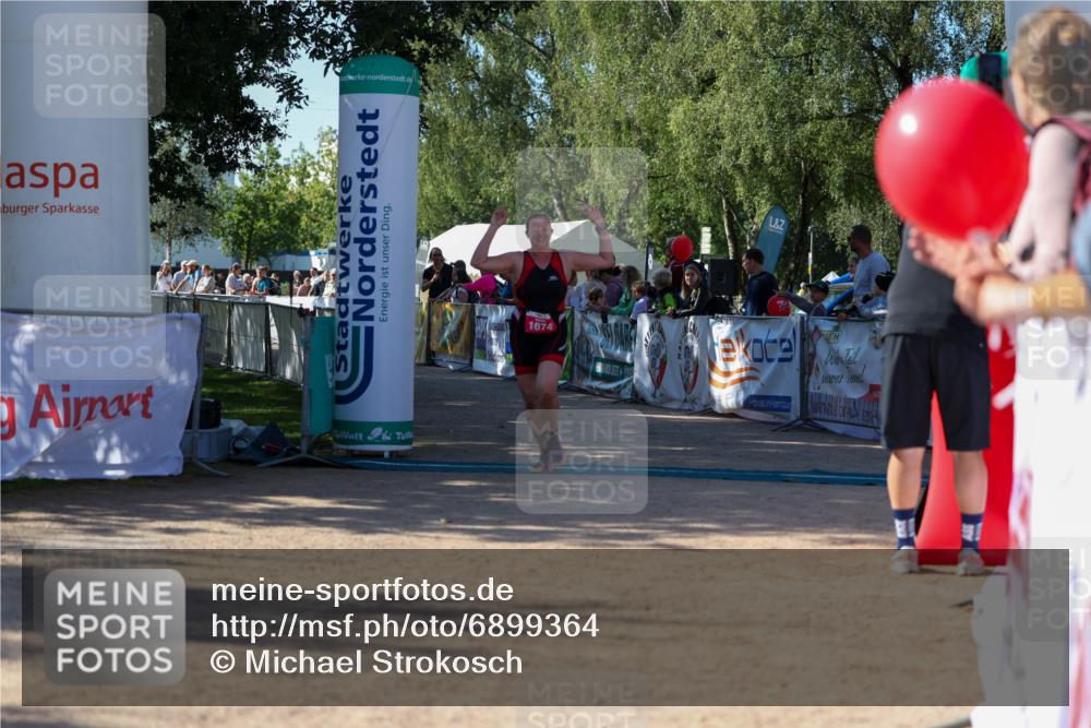 01.09.2024 - 17. Tribühne Triathlon Michael Strokosch http://msf.ph/oto/6899364 01.09.2024 10:51:32 Ziel 1074 meine-sportfotos.de