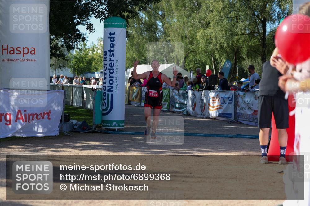 01.09.2024 - 17. Tribühne Triathlon Michael Strokosch http://msf.ph/oto/6899368 01.09.2024 10:51:32 Ziel 1074 meine-sportfotos.de