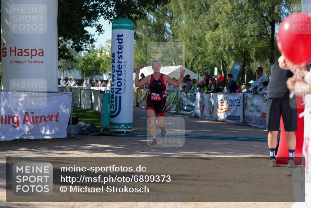 01.09.2024 - 17. Tribühne Triathlon Michael Strokosch http://msf.ph/oto/6899373 01.09.2024 10:51:32 Ziel 1074 meine-sportfotos.de