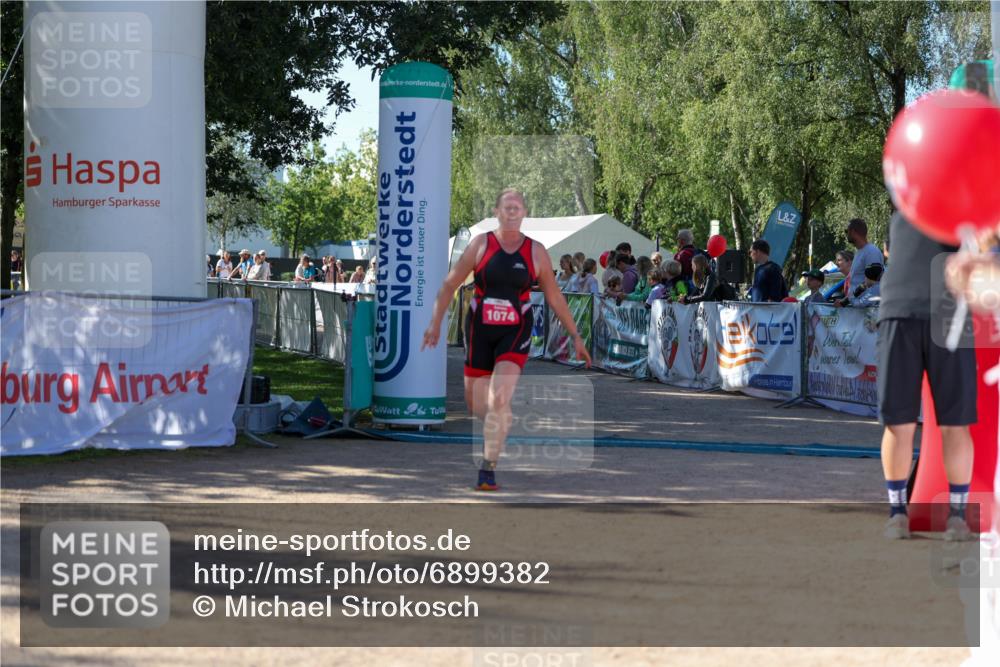 01.09.2024 - 17. Tribühne Triathlon Michael Strokosch http://msf.ph/oto/6899382 01.09.2024 10:51:33 Ziel 1074 meine-sportfotos.de