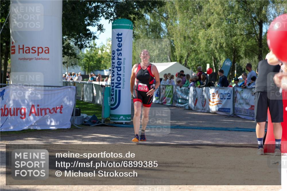 01.09.2024 - 17. Tribühne Triathlon Michael Strokosch http://msf.ph/oto/6899385 01.09.2024 10:51:33 Ziel 1074 meine-sportfotos.de