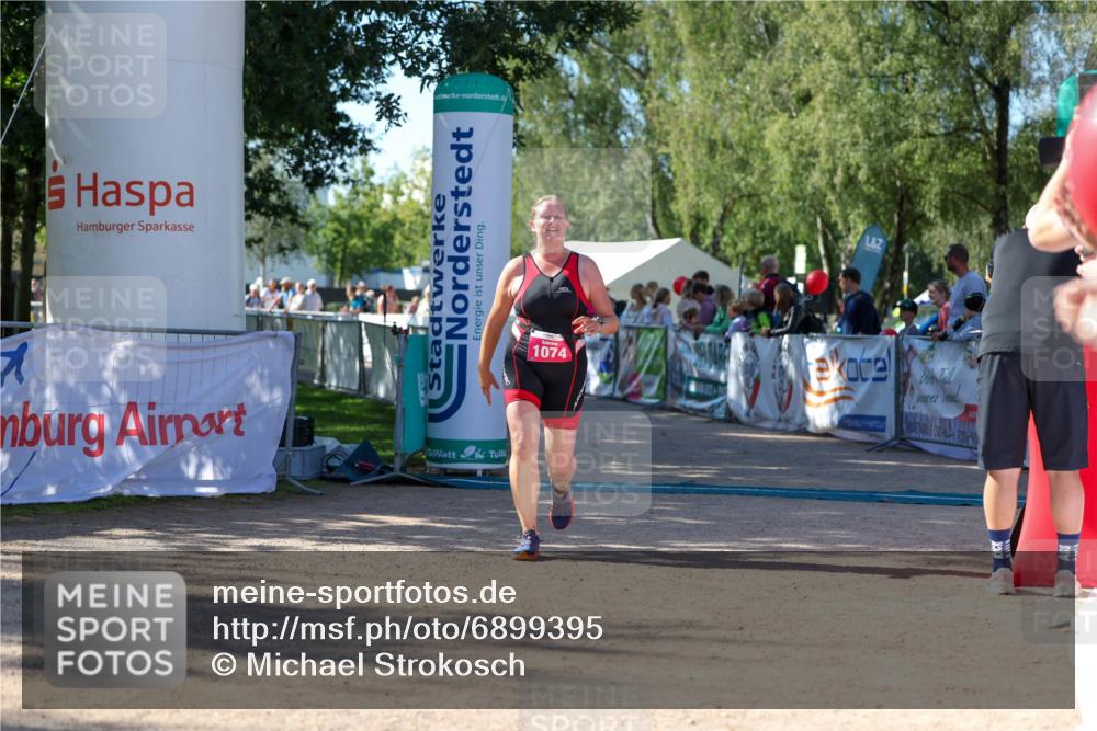 01.09.2024 - 17. Tribühne Triathlon Michael Strokosch http://msf.ph/oto/6899395 01.09.2024 10:51:33 Ziel 1074 meine-sportfotos.de