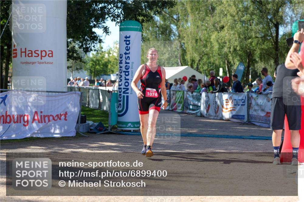 01.09.2024 - 17. Tribühne Triathlon Michael Strokosch http://msf.ph/oto/6899400 01.09.2024 10:51:34 Ziel 1074 meine-sportfotos.de