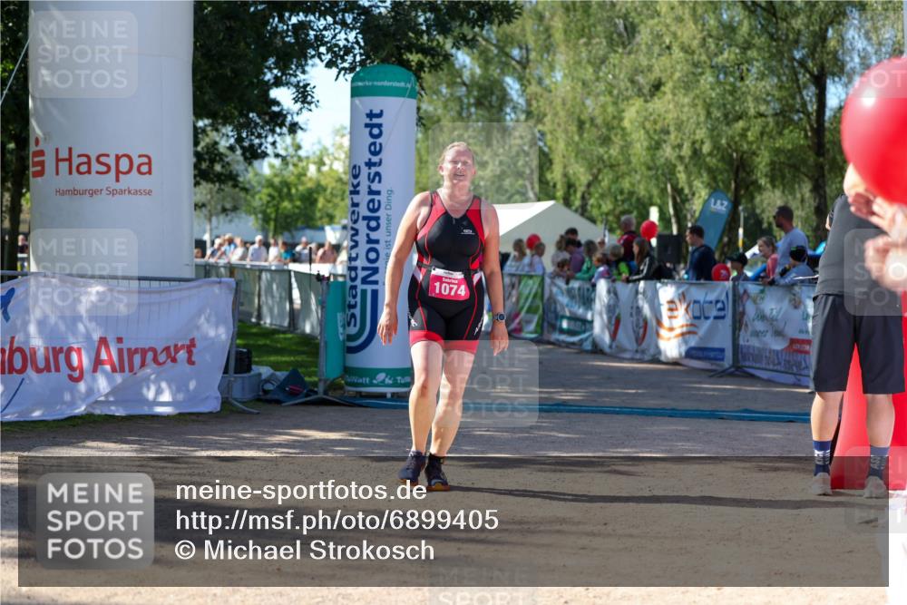 01.09.2024 - 17. Tribühne Triathlon Michael Strokosch http://msf.ph/oto/6899405 01.09.2024 10:51:34 Ziel 1074 meine-sportfotos.de
