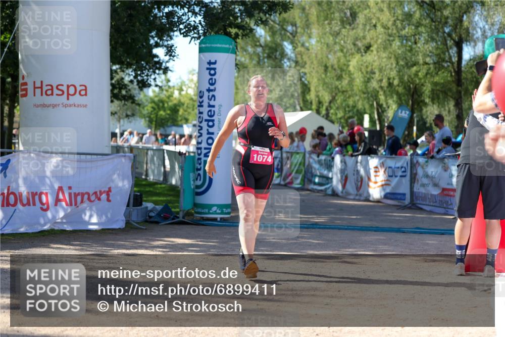 01.09.2024 - 17. Tribühne Triathlon Michael Strokosch http://msf.ph/oto/6899411 01.09.2024 10:51:34 Ziel 1074 meine-sportfotos.de