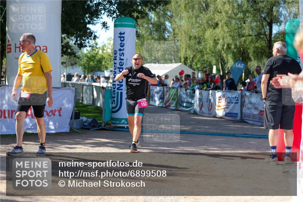 01.09.2024 - 17. Tribühne Triathlon Michael Strokosch http://msf.ph/oto/6899508 01.09.2024 10:51:50 Ziel 152 meine-sportfotos.de